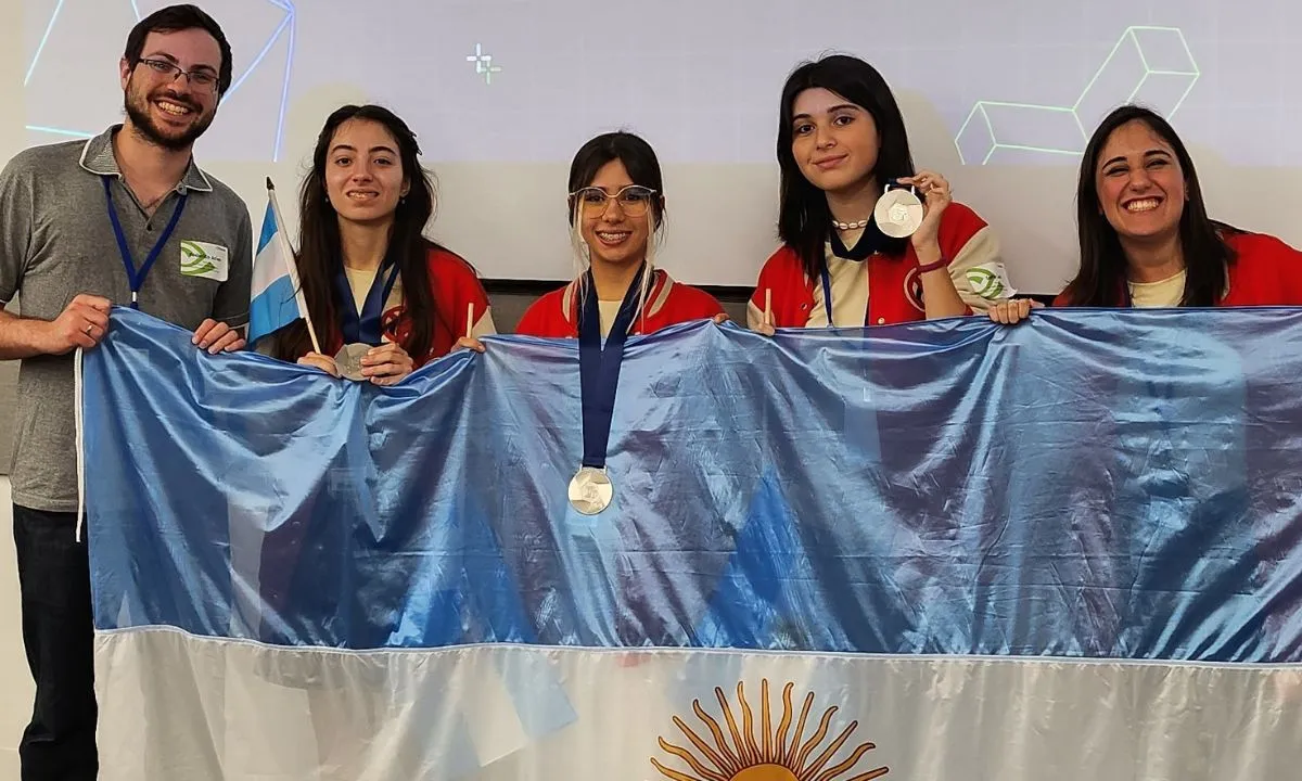 FlameHearts, formado por Chiara, Greta, Sofia y sus mentores Federico Javier Acien y Laura Palavecino recibió el premio de Impacto Social en la competencia mundial de Technovation Girls 2024