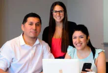 Jennifer Tofel, Product Manager de Apple en Ceven; Ariel Chaile, Ingeniero de Preventa en Ceven; y Tsuinami Rivas, Ejecutiva de Ventas en Ceven