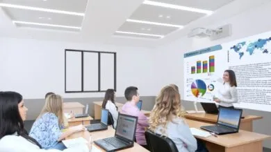 La educación 4.0 se basa en la integración de tecnología avanzada en los procesos de enseñanza, promoviendo metodologías activas, interactividad y conectividad.