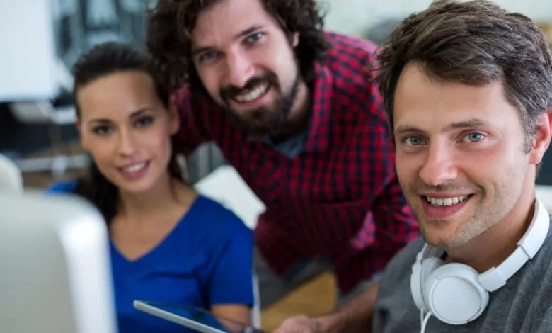 Jóvenes colombianos construyendo su futuro con educación digital.