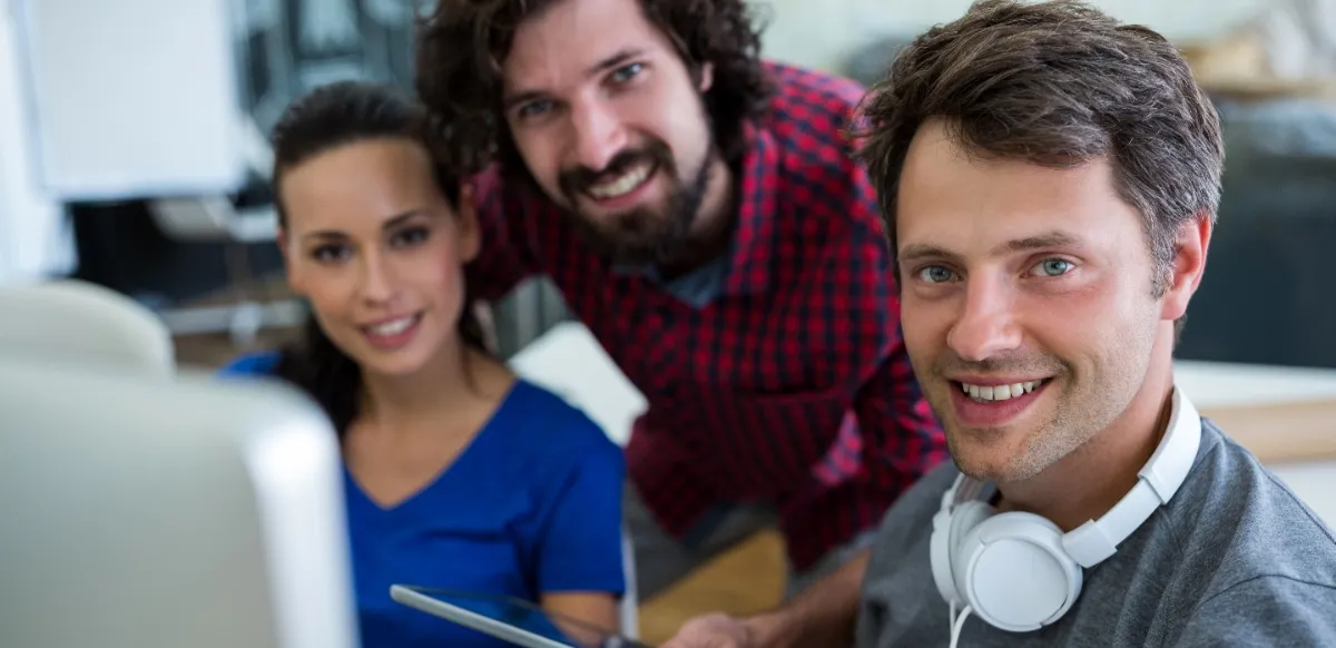 Jóvenes colombianos construyendo su futuro con educación digital.