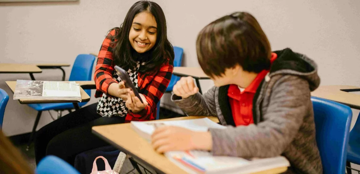 Jóvenes colombianos: Estudiantes del SENA reciben formación especializada en tecnología y mentorías de Globant para fortalecer sus competencias y mejorar su empleabilidad.