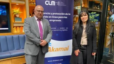 Jairo Parra, gerente regional para el Norte de Latinoamérica de Akamai, y Diana Salcedo, CFO Latam de Grupo CLM, durante la presentación de la alianza estratégica en Bogotá.