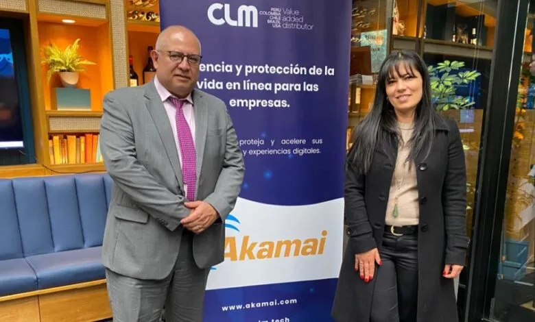 Jairo Parra, gerente regional para el Norte de Latinoamérica de Akamai, y Diana Salcedo, CFO Latam de Grupo CLM, durante la presentación de la alianza estratégica en Bogotá.