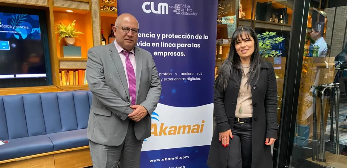 Jairo Parra, gerente regional para el Norte de Latinoamérica de Akamai, y Diana Salcedo, CFO Latam de Grupo CLM, durante la presentación de la alianza estratégica en Bogotá.