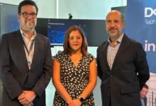 Fabiana Mungia, Gerente Comercial de CompuSoluciones para Dell y Marcos Ibáñez, Director de Distribución, Retail y Canales autorizados para Dell en México.