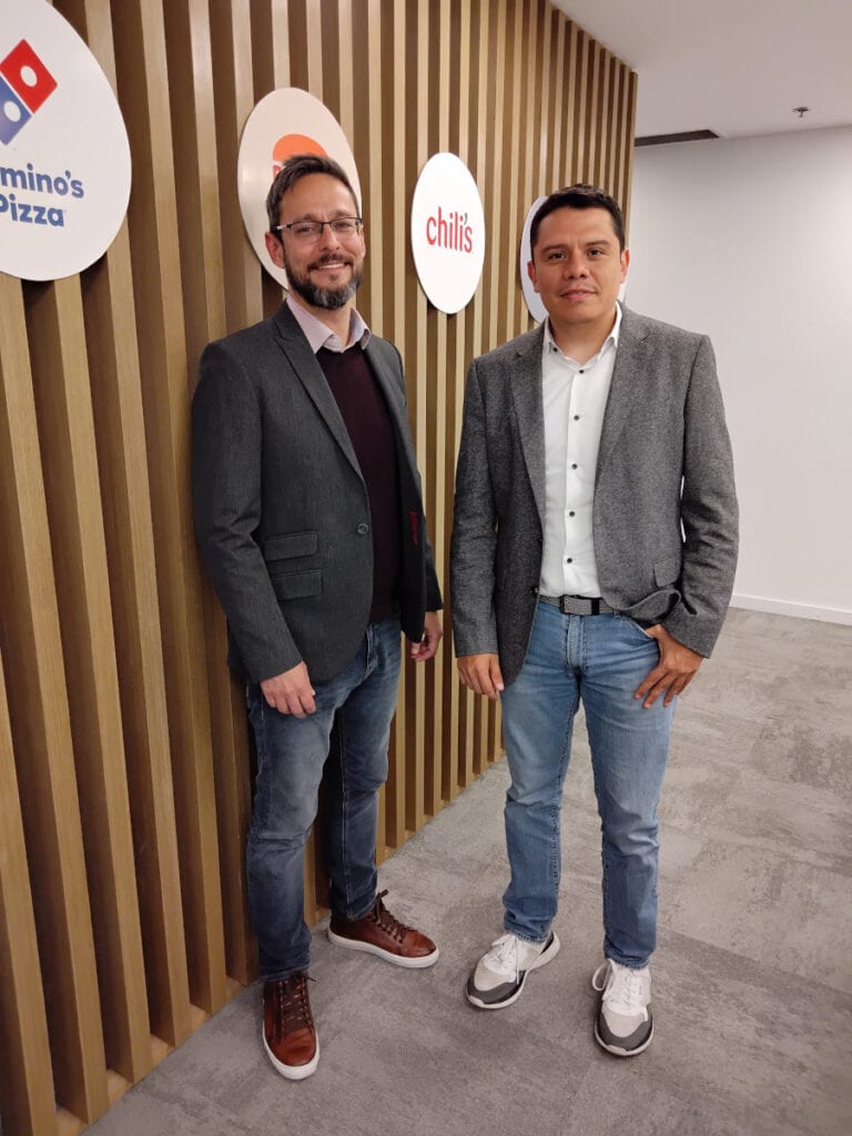 Victor Aguilera y Leonardo Morley en las oficinas de Alsea en Buenos Aires