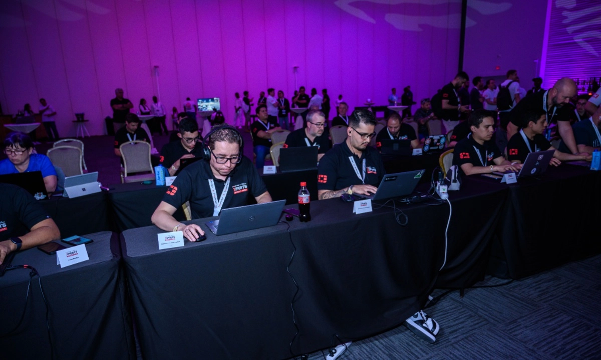 Ingenieros de partners de Fortinet configuran soluciones tecnológicas en tiempo real durante el Ultimate Fabric Challenge en el Americas International XPERTS 2025.